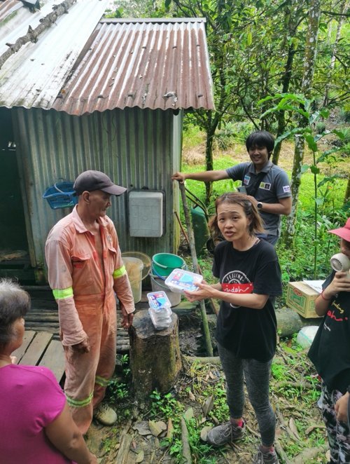 Delivering ready-to-eat meal kits to a flood-affected family