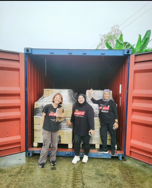 Loading a container of Indah Foods for export